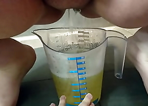 Mulher mijando 1,6 litros em uma jarra