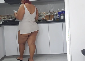 I masturbate obeying my stepmother's fat butt in the pantry