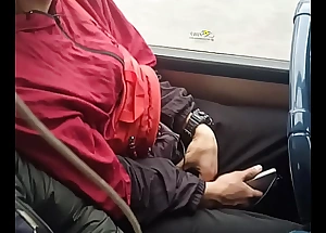 chico en el bus se toca el bulto mientras lo grabo