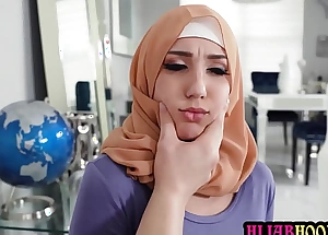Arab teen demoiselle with hijab Violet Jewels foul-smelling stealing money by her client