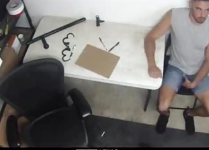 Youngperps - chiseled security guard fucks a handsome thief