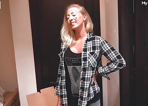 Blonde hottie pays moving helpers take blowjobs & sloppy slit - MyDirtyHobby